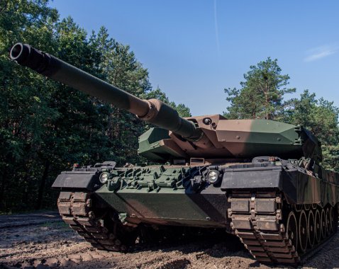 W grudniu 2015 roku podpisana została umowa pomiędzy Inspektoratem Uzbrojenia a Polską Grupą Zbrojeniową S.A. oraz wchodzącymi w jej skład Zakładami Mechanicznymi „BUMAR-ŁABĘDY” S.A. na modernizację czołgów Leopard 2A4 do wersji Leopard 2PL. 